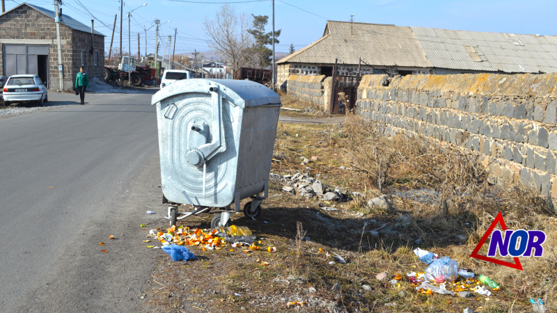 Жители не могут попасть мусором в мусорный бак