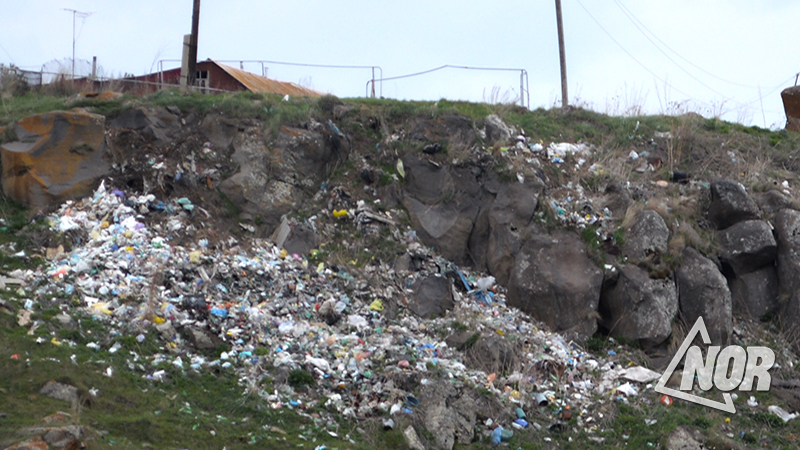 У села Кулалис накопилось огромное количество мусора