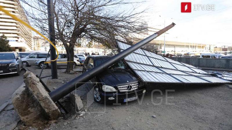 В результате сильного ветра в Тбилиси упали деревья и была повреждена различная инфраструктура