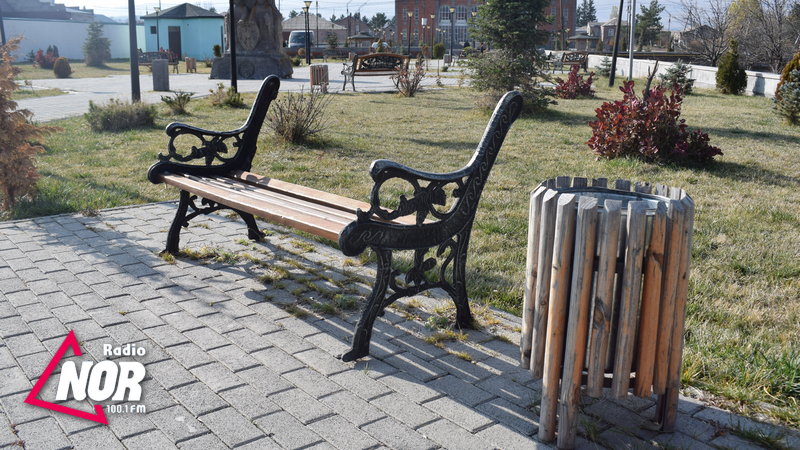 Сломанные скамейки в парках Ниноцминды до сих пор не заменены