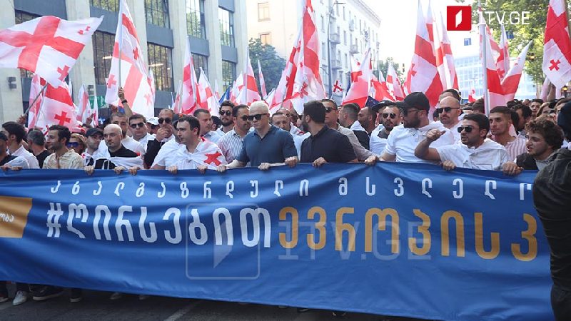 Марш молодежной организации «Грузинской мечты» стартовал от Филармонии в сторону парламента [фото]