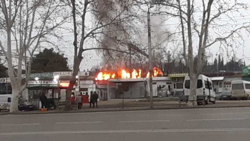 В Тбилиси произошел пожар в остановленном грузовом поезде