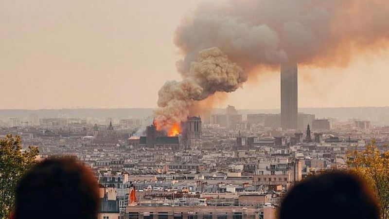 Пожар в Соборе Парижской Богоматери [фото]