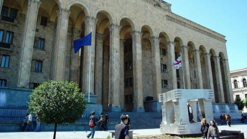 В фойе парламента происходит драка между депутатами от оппозиции и «Грузинской мечты»
