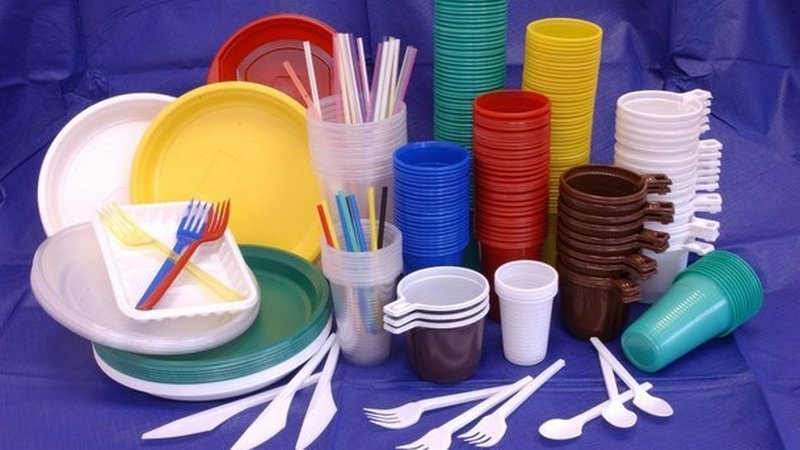 Европарламент запретил одноразовую пластиковую посуду