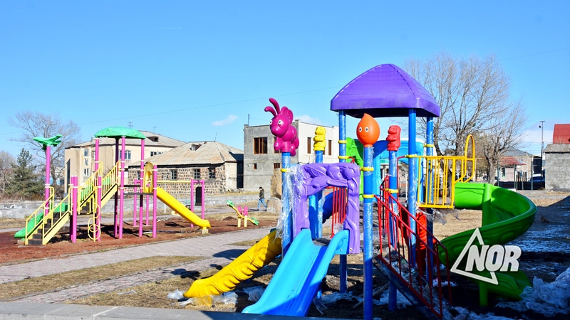 Устанавливаются  детские игровые площадки в городе Ниноцминда