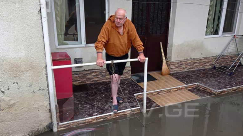 В Кутаиси в результате дождя затопило несколько улиц