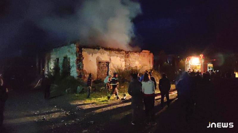 В селе Хулгумо загорелось бывшее здание школы
