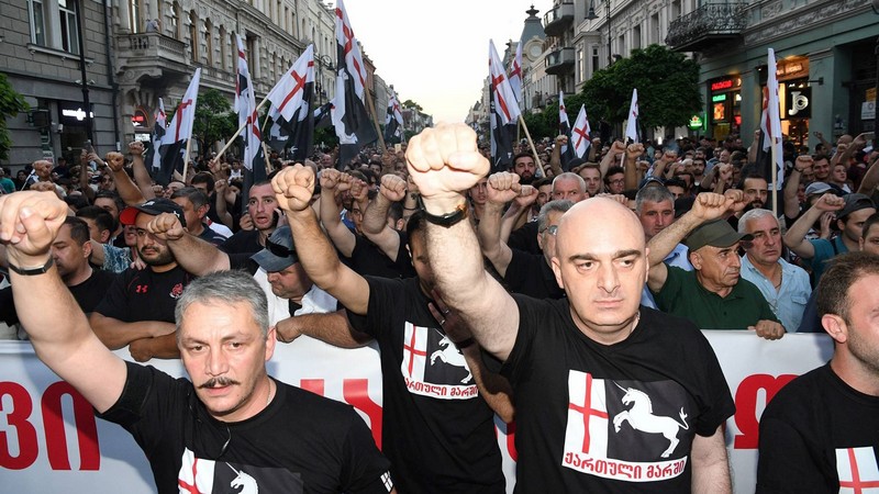 Народный патруль грузинских ультраправых уже “контролирует” улицы Тбилиси