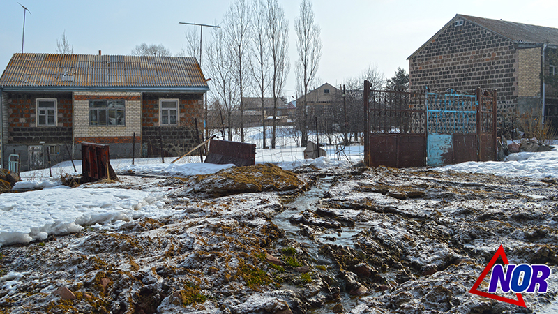 Канализационные воды затопляют улицу Эрзрумская