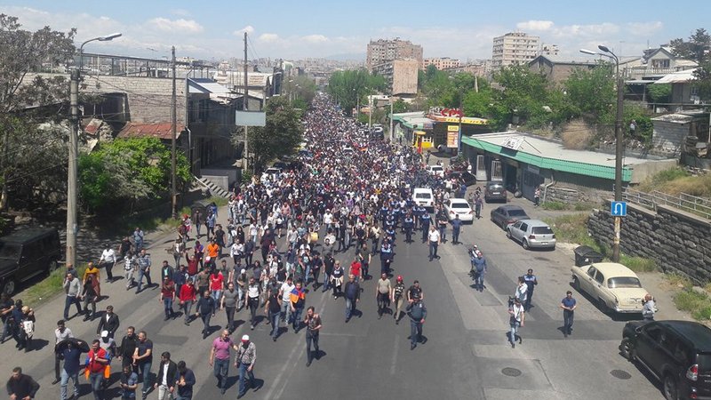 Акция протеста в столице Армении — кадры снятые дроном (видео)