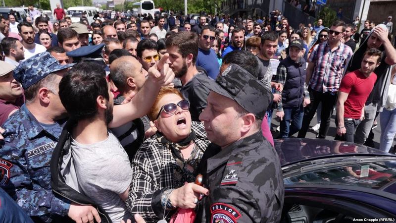 Пашинян призывает премьера Армении, покинуть должность
