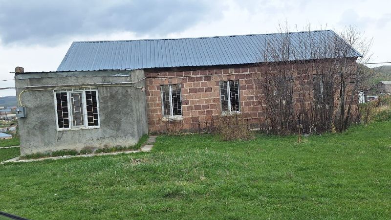 В селе Сатха продается дом,+995 568 00 23 28