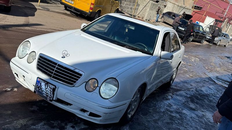 Продается машина марки Mercedes benz E 320,574 47 57 45