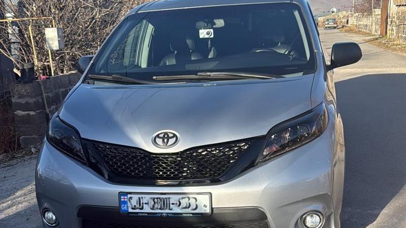 Конфортабельная машина минивэн отправляется в Россию.Возможен заказ.Whatsapp+995 597 99 74 73,+7 988 579 64 44