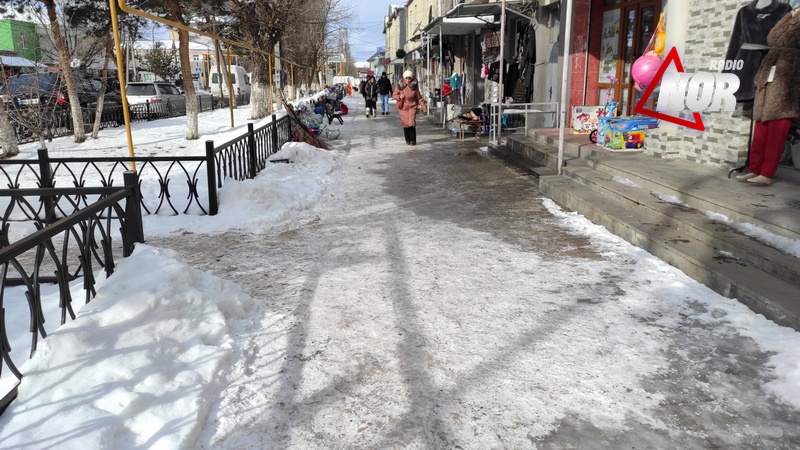 Лед на тротуарах Ниноцминды мешает движению пешеходов