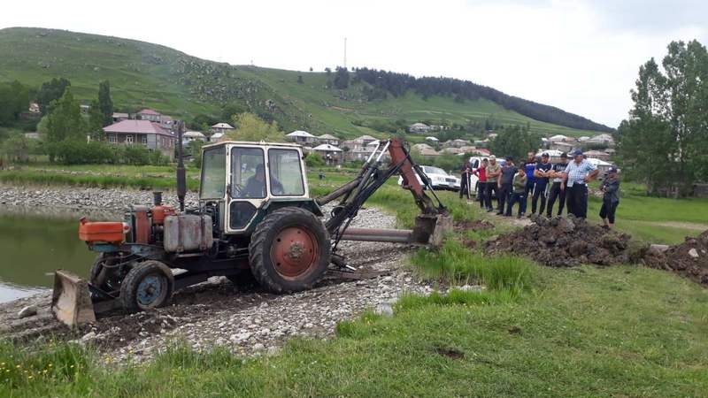 Очищают озеро села Озни Цалкинского муниципалитета