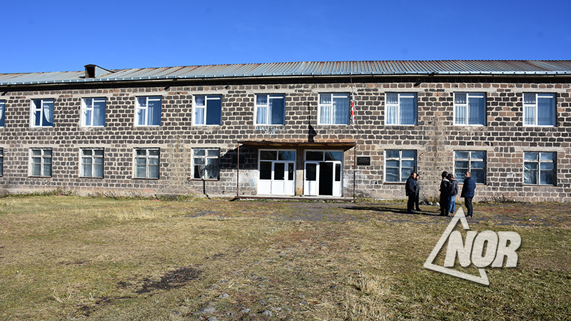 Благотворители села Ороджалар проводят отопление в школе