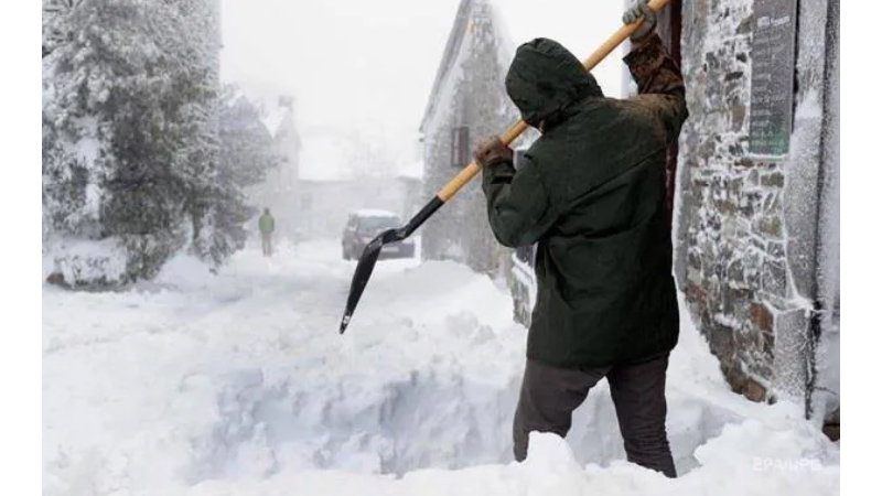 СМИ сообщили о рекордном за последние годы снегопаде в Тбилиси