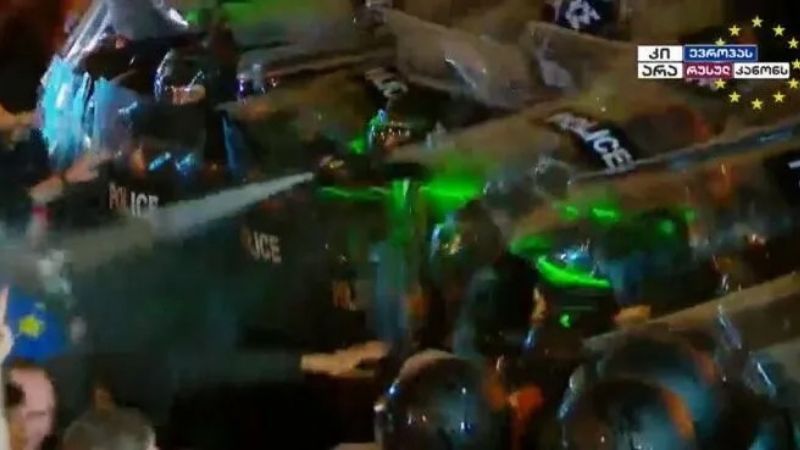 Спецназ предпринял попытку разогнать протестующих против «закона об иноагентах»