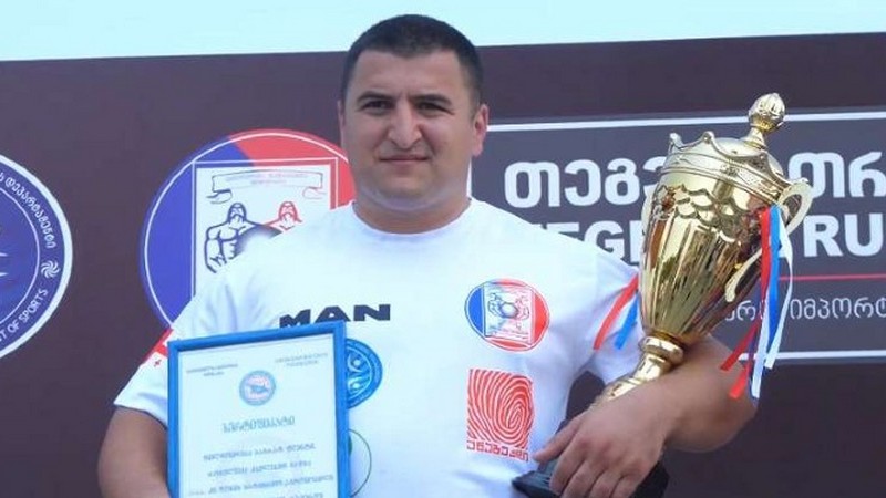 Грузинский атлет побил мировой рекорд в протягивании грузовика зубами