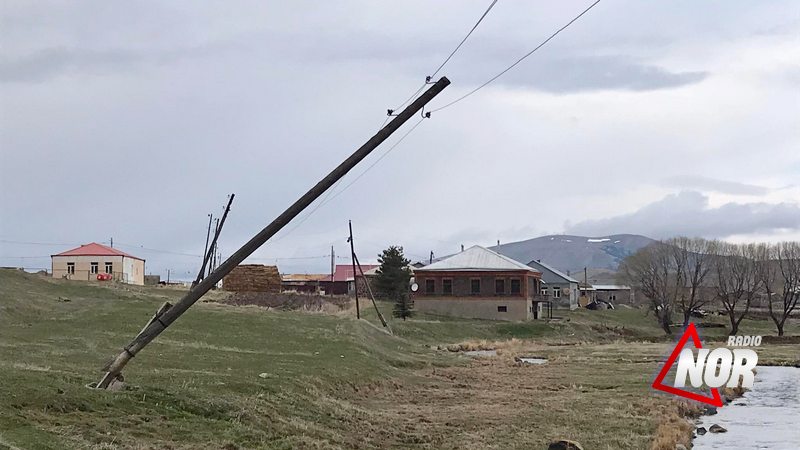 В селе Сатха электрический столб находится в аварийном состоянии