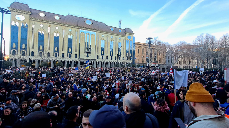 Фактчекеры насчитали более 100 тысяч человек на акции против закона об иноагентах в Тбилиси