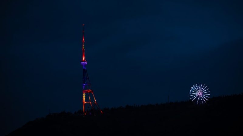 Тбилисскую телевышку подсветили в цвета флага Армении