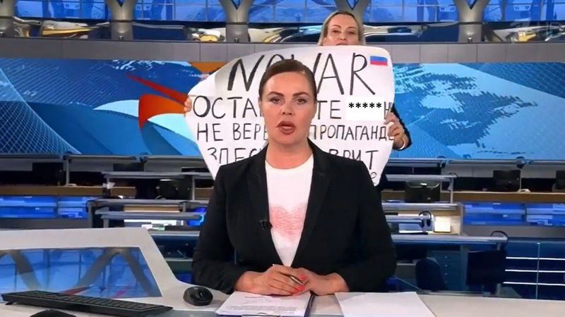 Ուկրաինայում պատերազմի դեմ բողոքի աննախադեպ ակցիա «Վրեմյա» հեռուստածրագրի եթերում