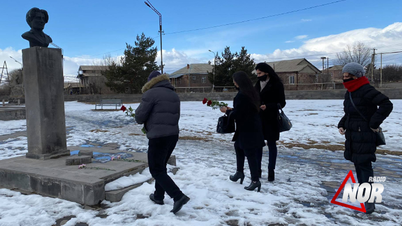 Работники службы культуры почтили память Ваана Терьяна в день его рождения