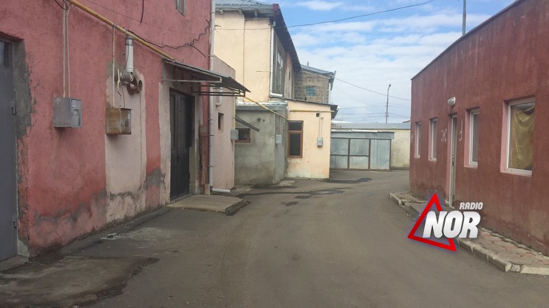 Улица Чавчавадзе частично очищена от мусора