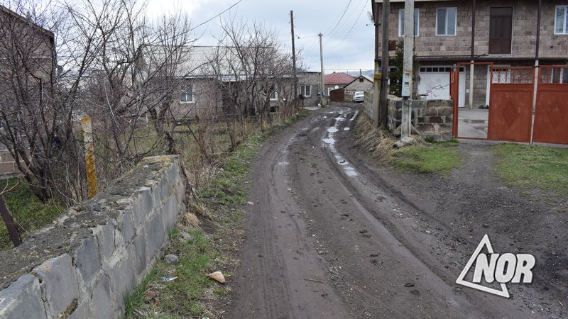 Жители переулка Ходжабекская просят асфальтировать улицу/видео
