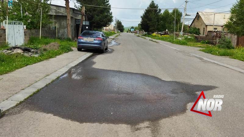 На улице Шаумяна произошел прорыв водопровода