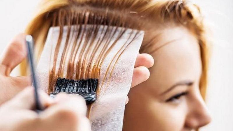 Регулярное окрашивание и выпрямление волос грозит развитием рака
