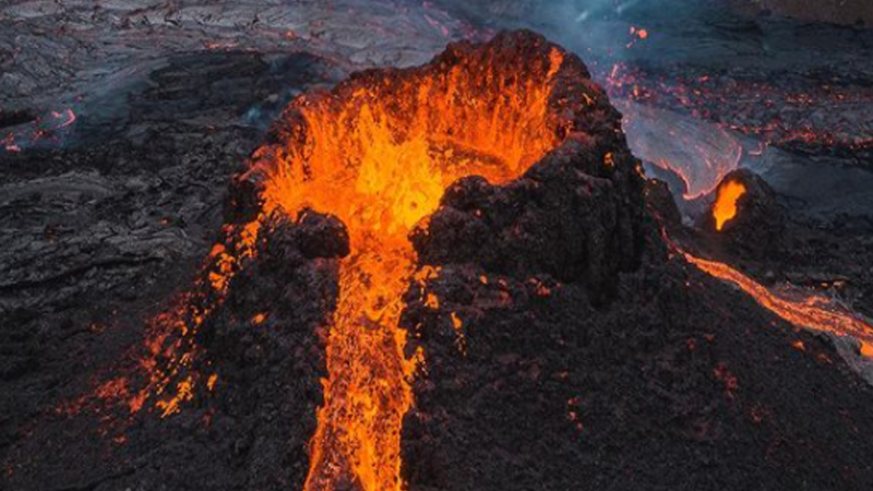 В Исландии после извержения вулкана лава достигла домов