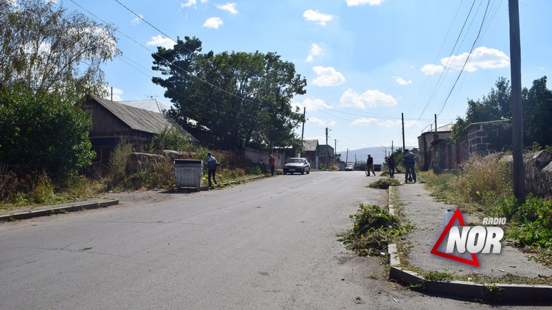 Մաքրվում են Պուշկին փողոցի մայթերը