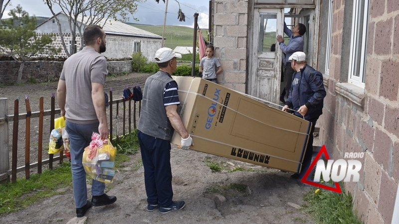 SJGC компания подарила подарки многодетной семье из села Гандза