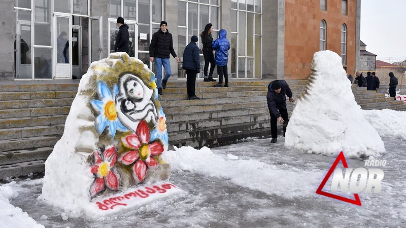 Ձյունաքանդակների մրցույթ Նինոծմինդայի դպրոցականների միջև \լուսանկար