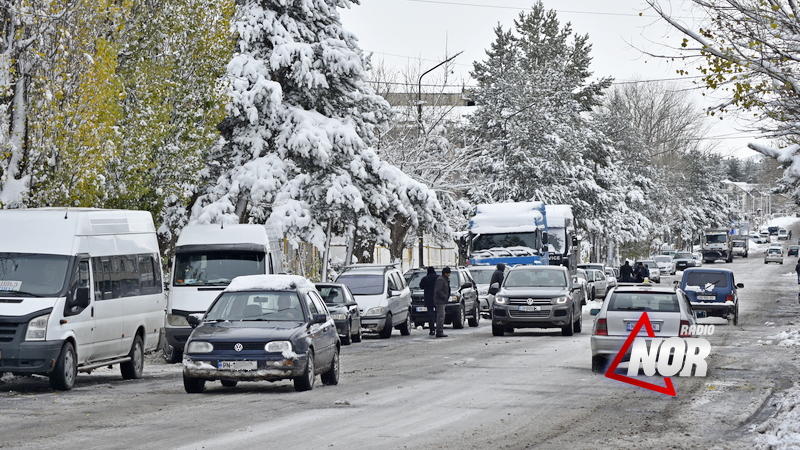В Грузии определили дороги, где водителям запретят езду на летней резине с декабря по март