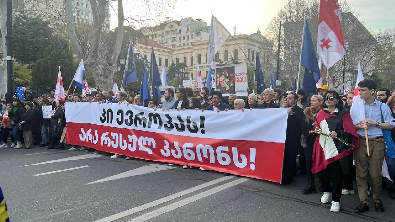 В Тбилиси проходит марш под лозунгом: «Да Европе! Нет российскому закону!»