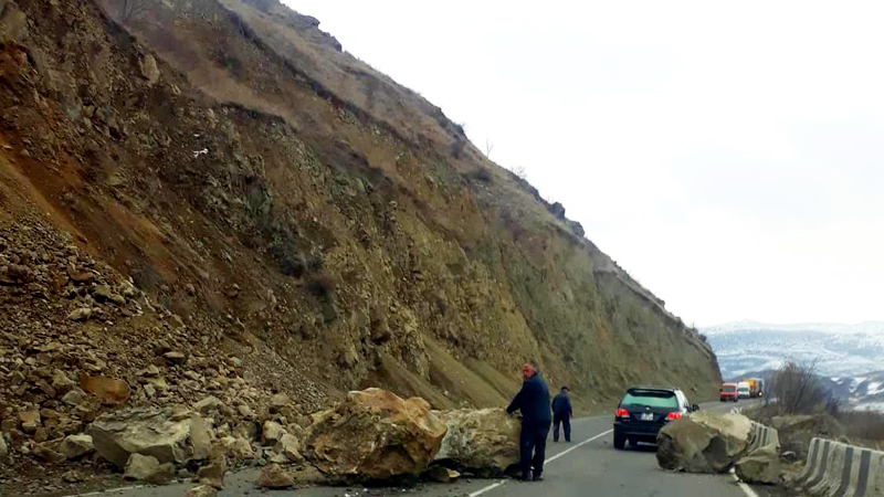 Из-за камнепада Дорогу в центре Тбилиси временно закрыли