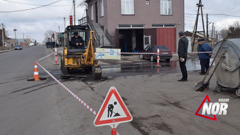 Поврежденный водопровод на улице Эрзрумская в Ниноцминде ремонтируется