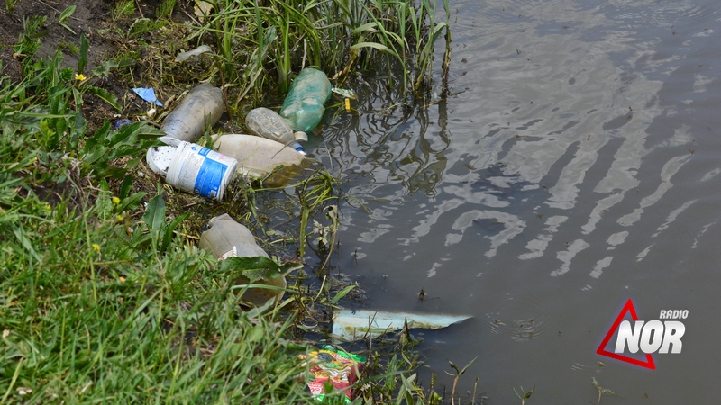 Пластиковые бутылки и мусор «плавают» в реке Араз/фото