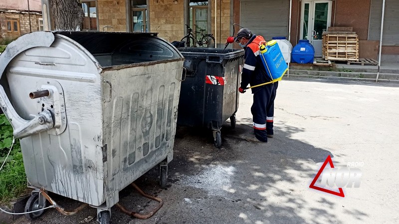 Коммунальная служба проводит дезинфекцию мусорных баков