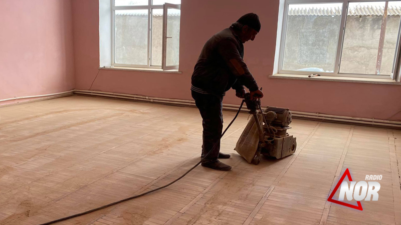 Работники Центра культуры своими усилиями проводят частичный ремонт