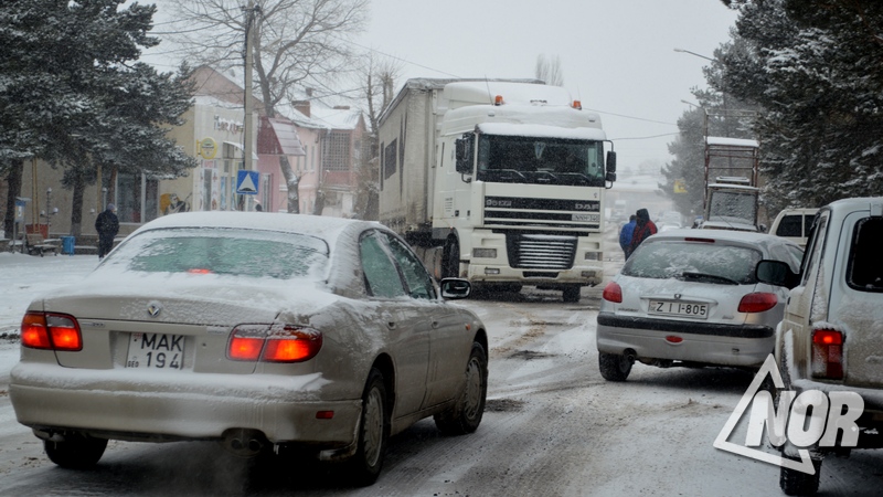 Снег затруднил движение в городе и закрыл дорогу Ниноцминда-Цалка-Тбилиси