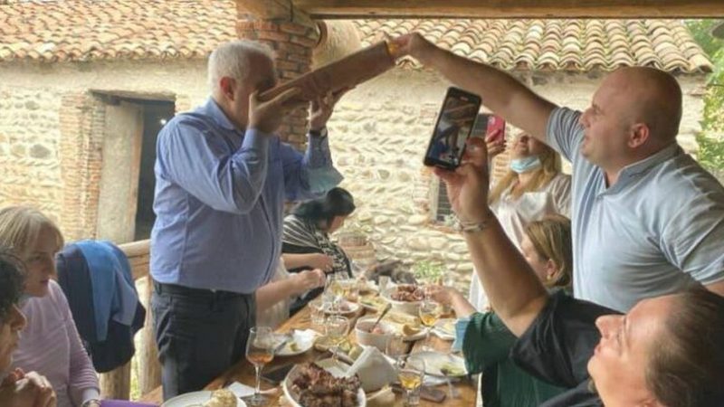 Главного эпидемиолога Грузии сфотографировали во время нарушения COVID-регуляций
