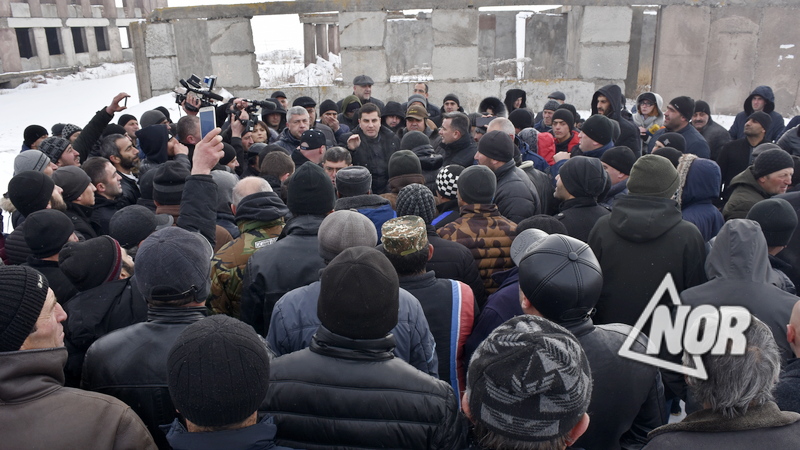 Жители села Гореловка требуют воду, газ и землю/Видео