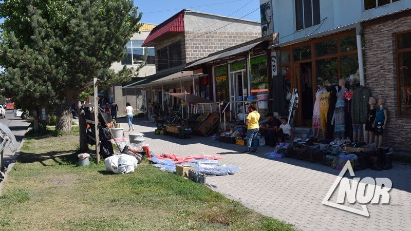 Уличная торговля всё ещё актуальна в Ниноцминде