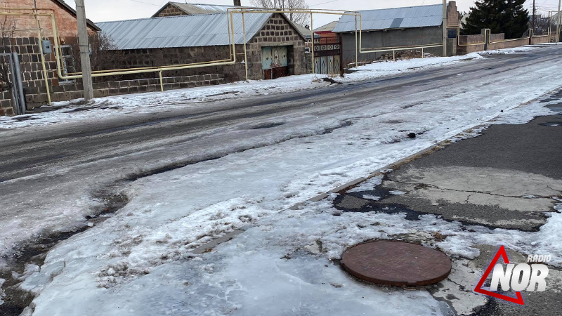 Авария канализационной системы на перекрестке улиц Пушкина-Туманяна временно устранена